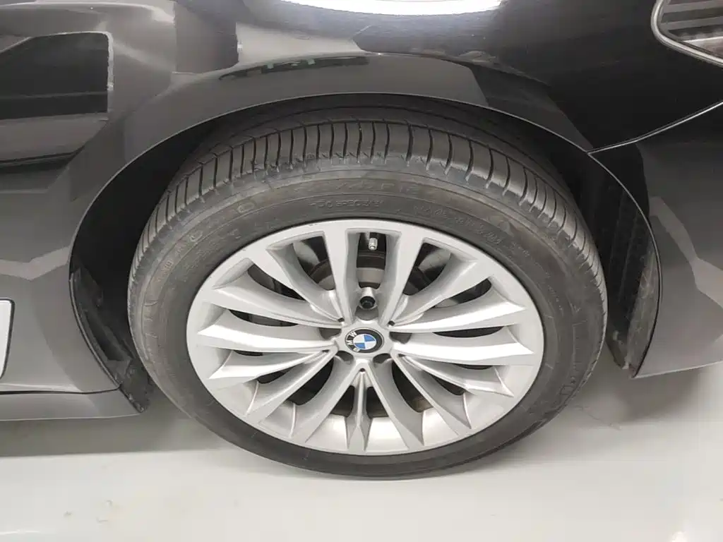 BMW 5 Series — фото 14