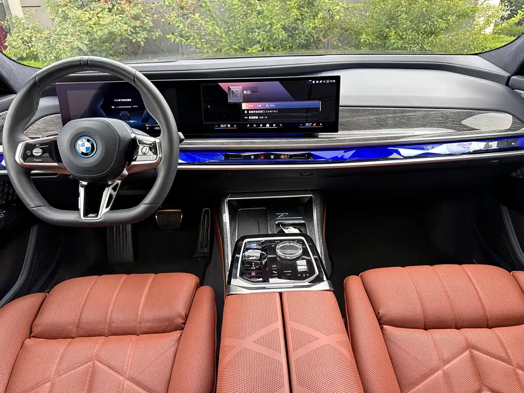 BMW i7 — фото 8
