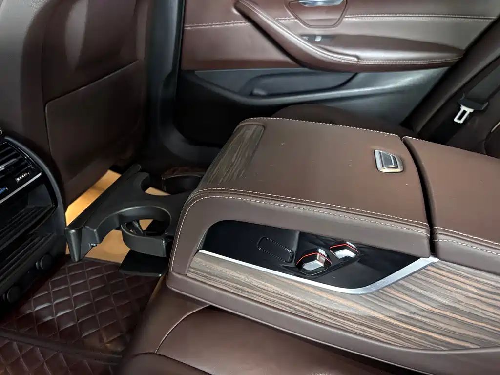 BMW 5 Series — фото 11