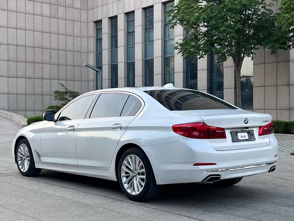 BMW 5 Series — фото 6