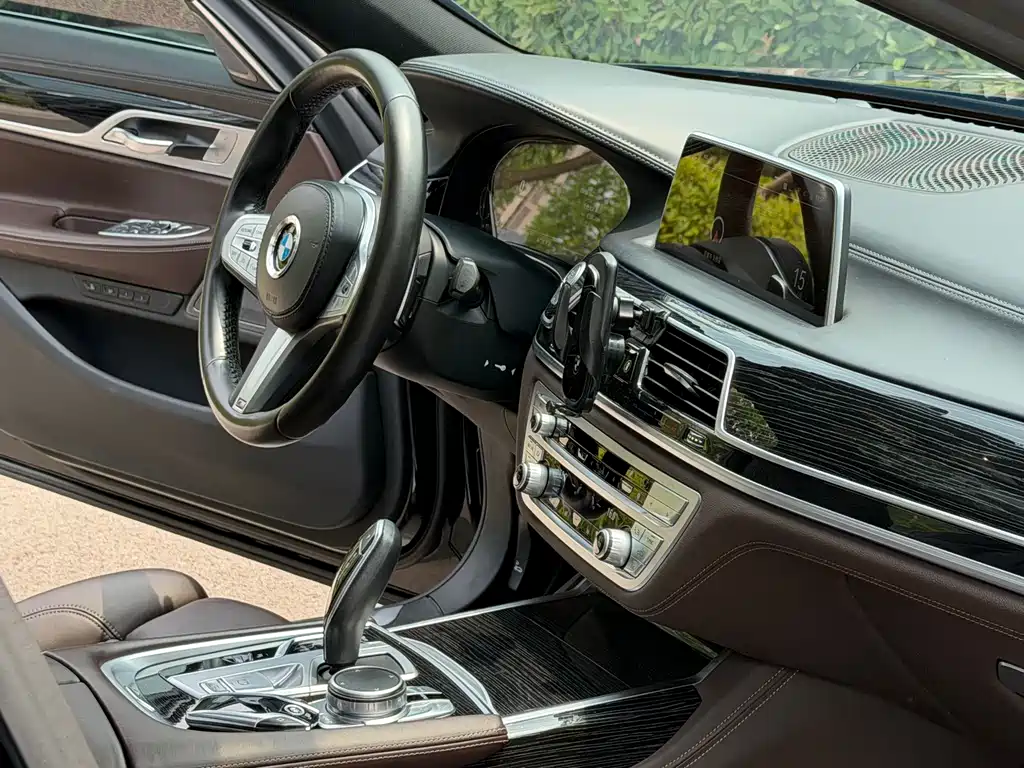 BMW 7 Series — фото 11