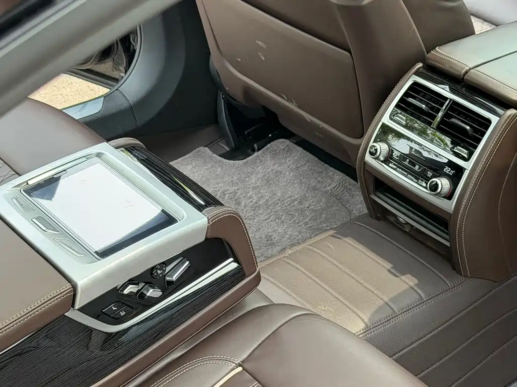 BMW 7 Series — фото 13