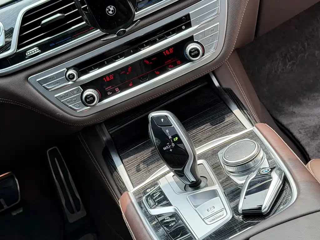 BMW 7 Series — фото 17