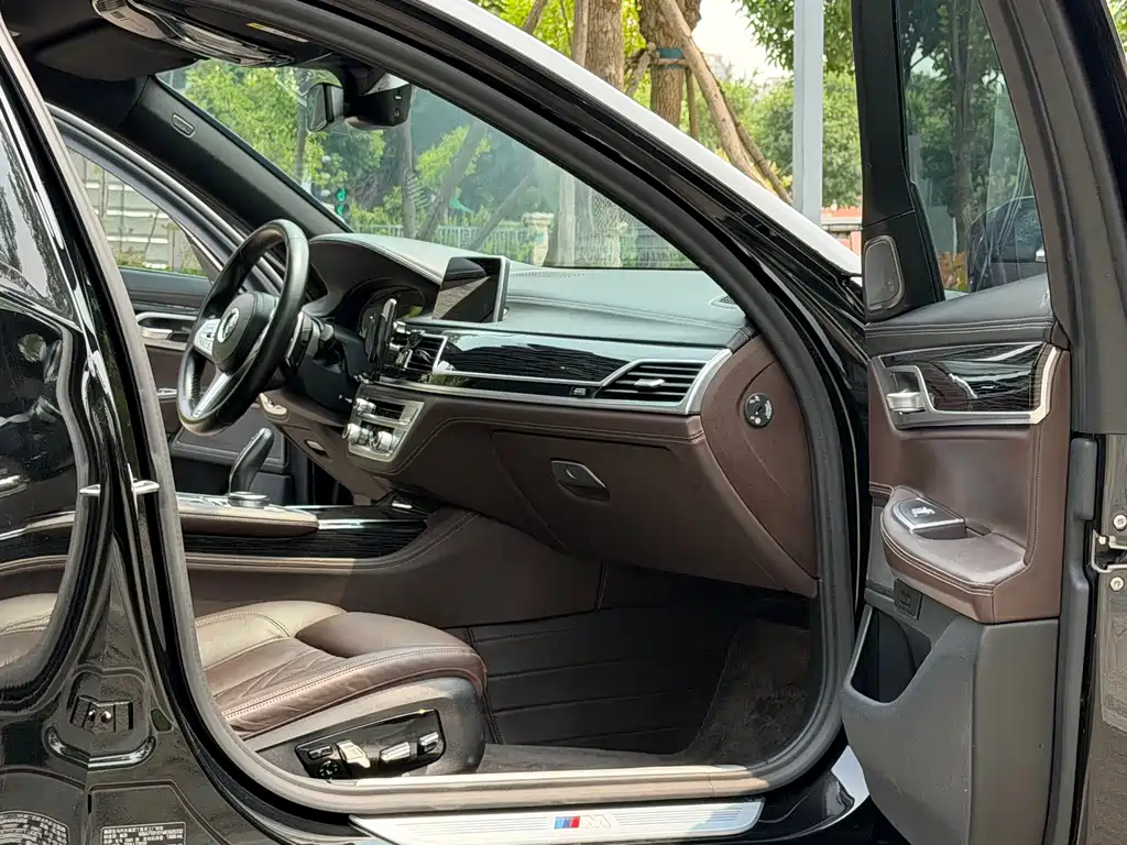 BMW 7 Series — фото 10