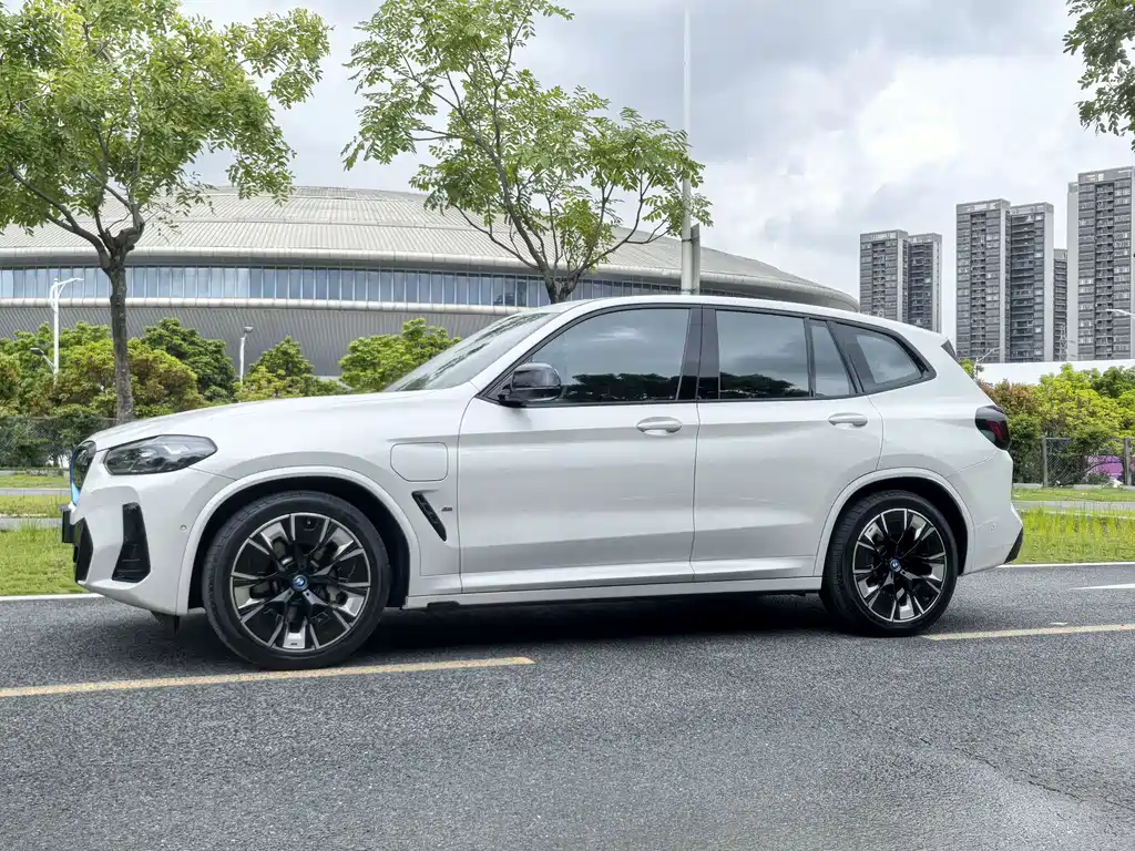 BMW iX3 — фото 3