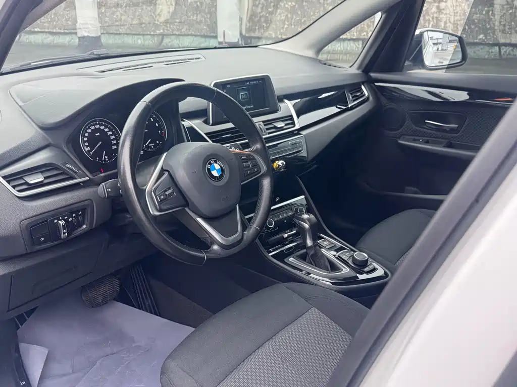BMW 2 Series Active Tourer — фото 11