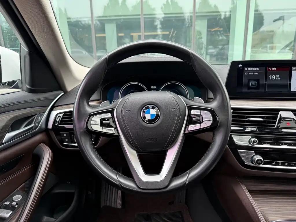 BMW 5 Series — фото 17