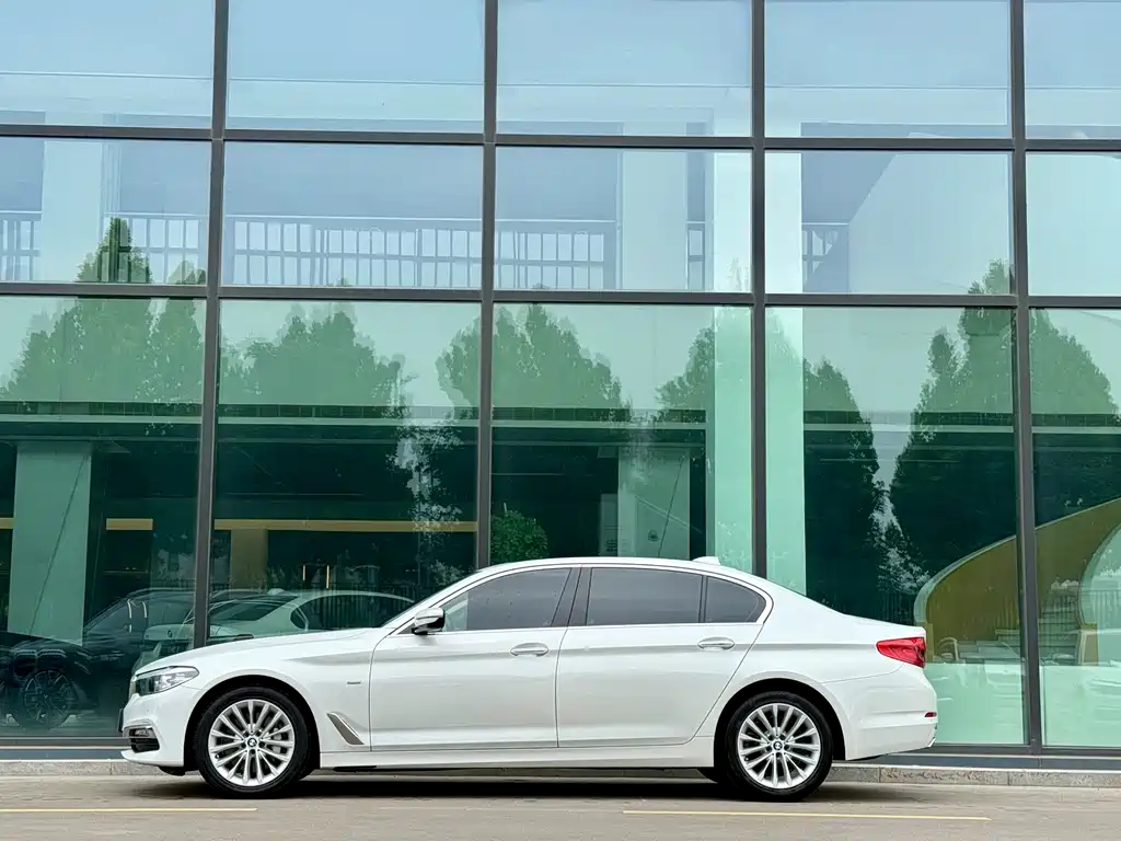 BMW 5 Series — фото 19