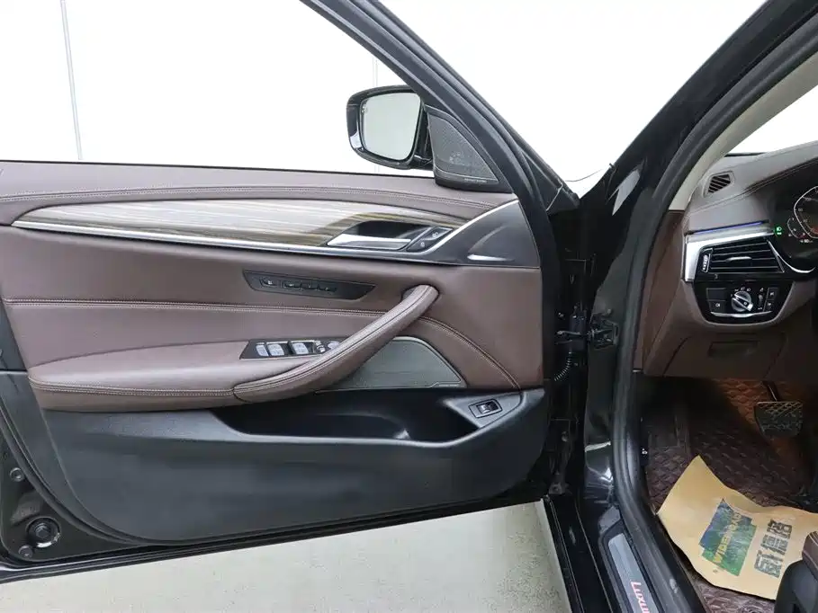 BMW 5 Series — фото 11