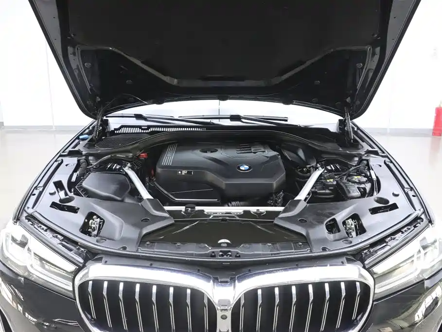 BMW 5 Series — фото 32