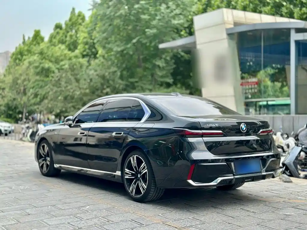 BMW 7 Series — фото 13
