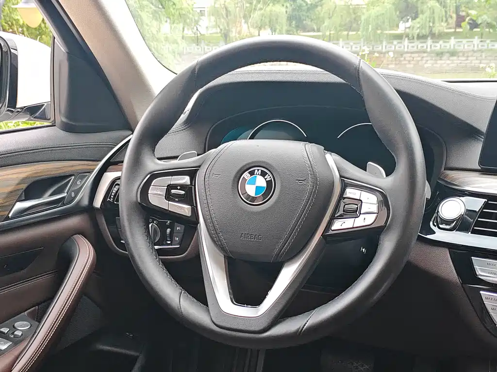 BMW 5 Series — фото 14