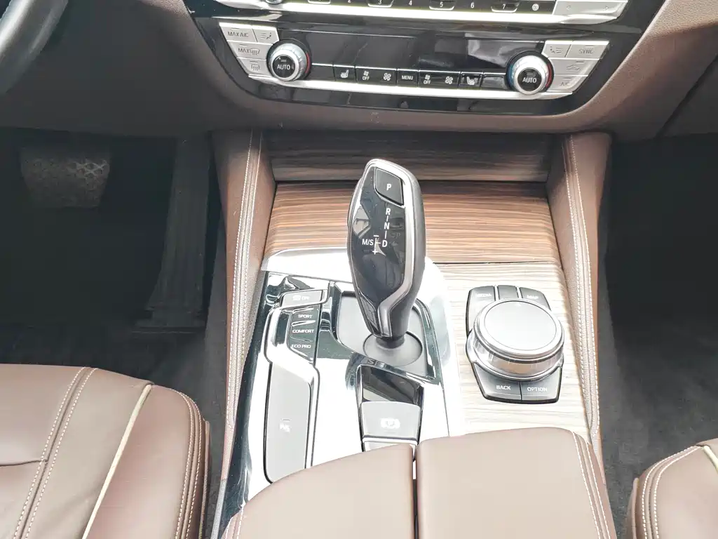 BMW 5 Series — фото 16
