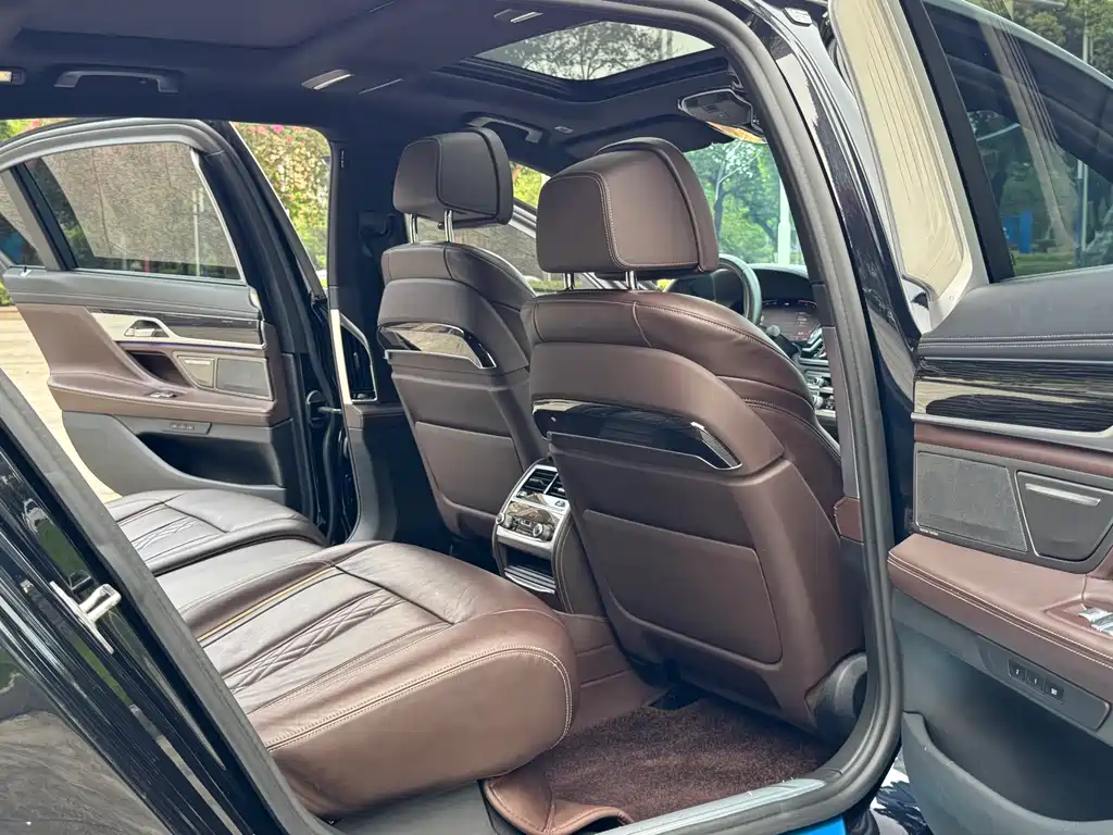 BMW 7 Series — фото 11