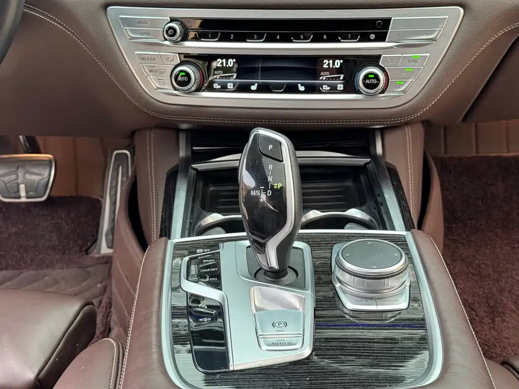 BMW 7 Series — фото 15