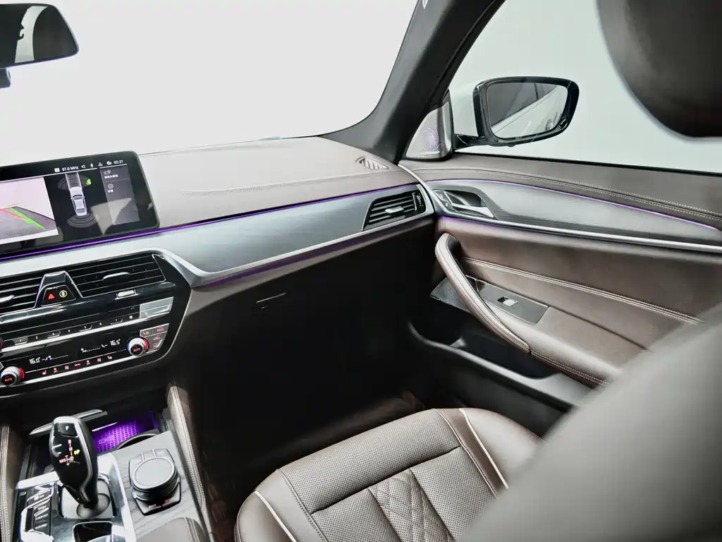 BMW 5 Series — фото 11