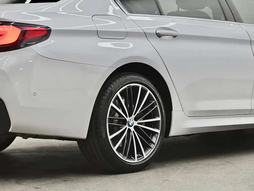 BMW 5 Series — фото 33