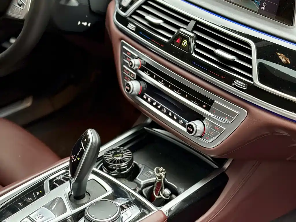 BMW 7 Series — фото 9