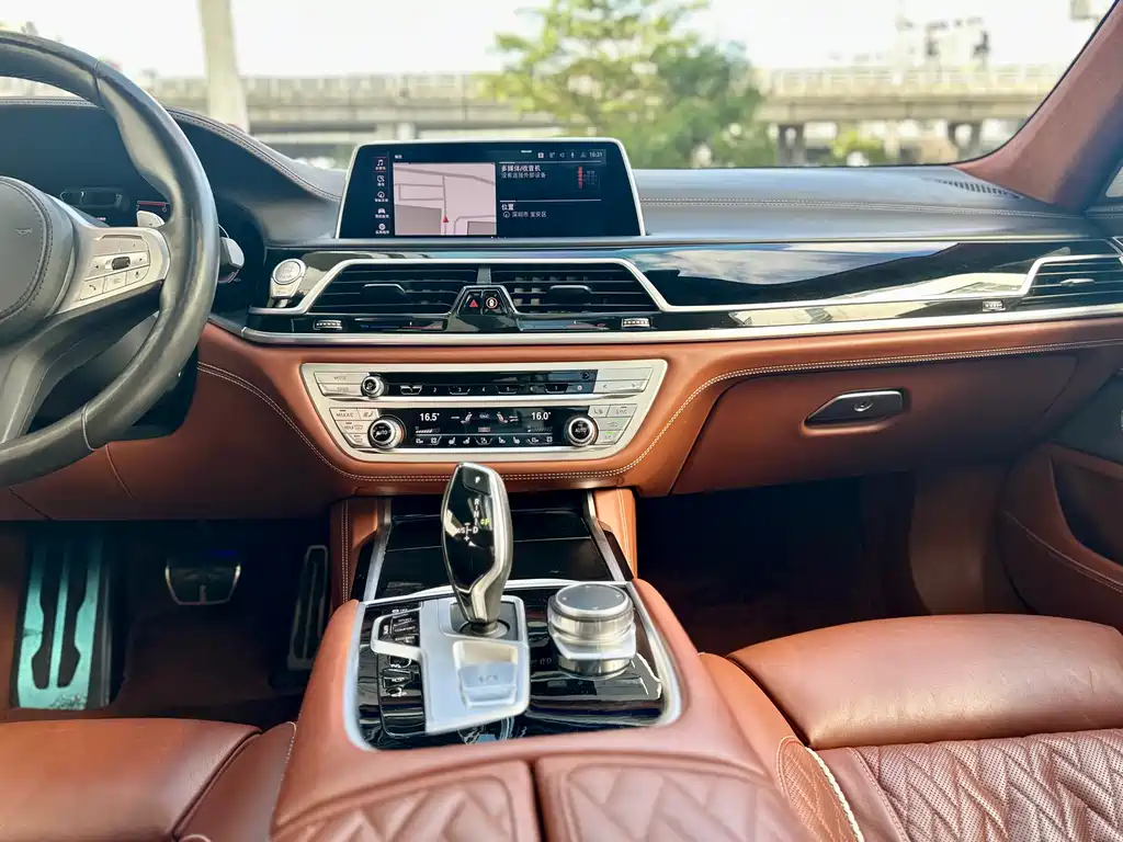 BMW 7 Series — фото 13