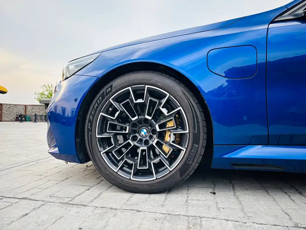 BMW M5 New Energy — фото 7