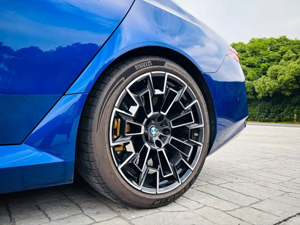 BMW M5 New Energy — фото 8