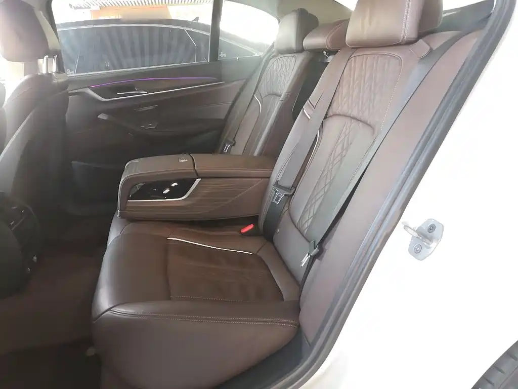 BMW 5 Series — фото 14