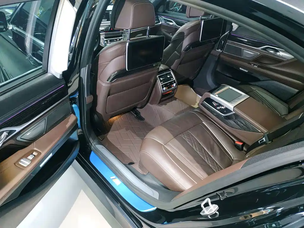 BMW 7 Series — фото 17