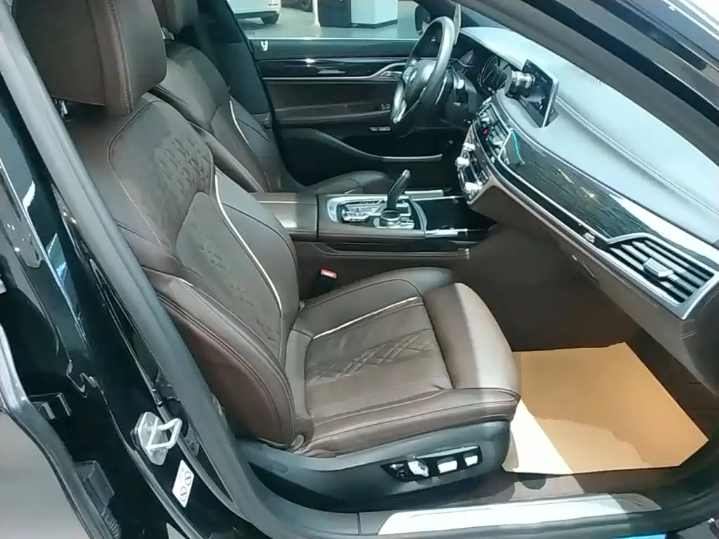 BMW 7 Series — фото 25