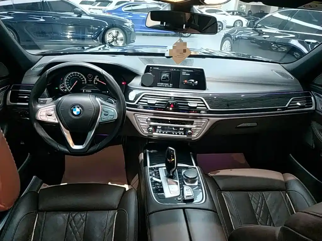 BMW 7 Series — фото 10