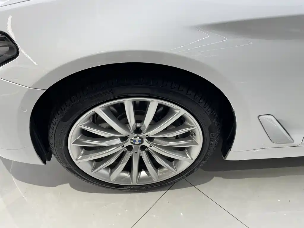 BMW 5 Series — фото 12