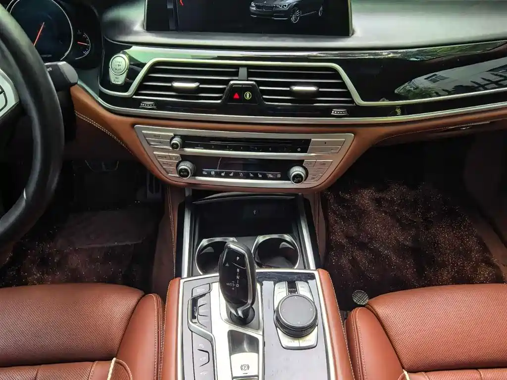 BMW 7 Series — фото 9