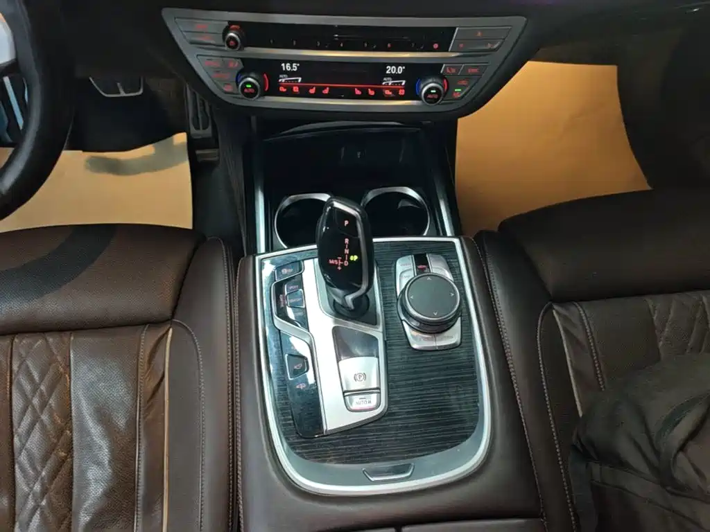 BMW 7 Series — фото 14