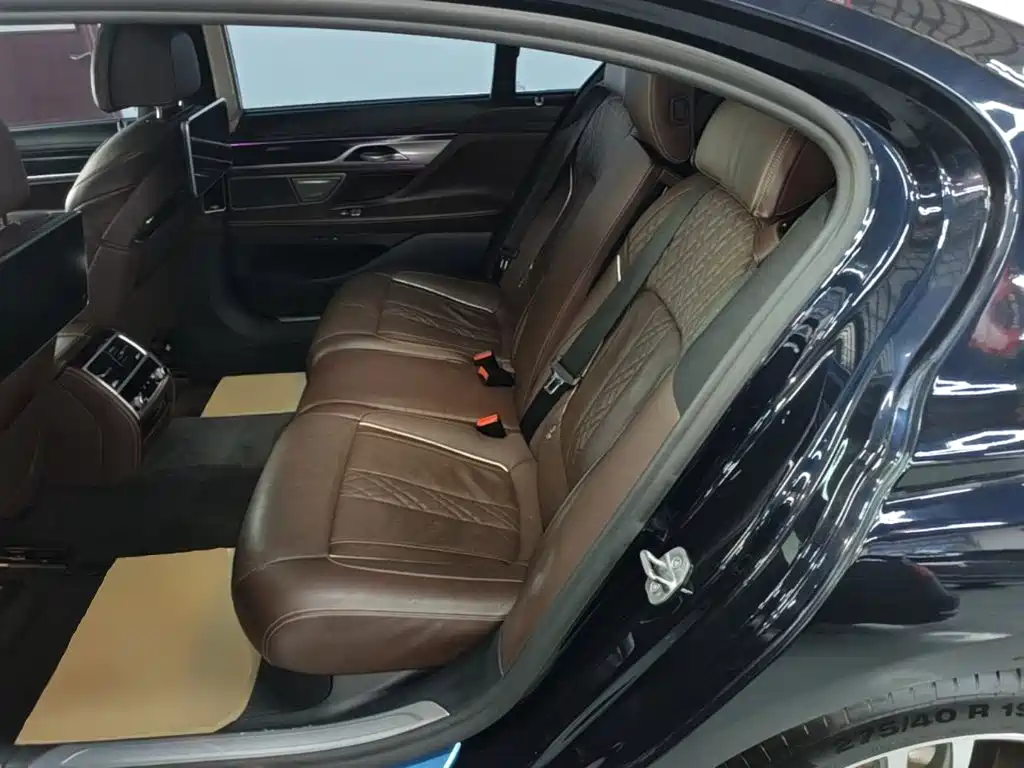 BMW 7 Series — фото 17
