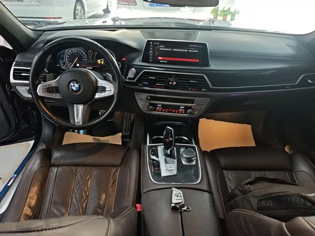 BMW 7 Series — фото 10