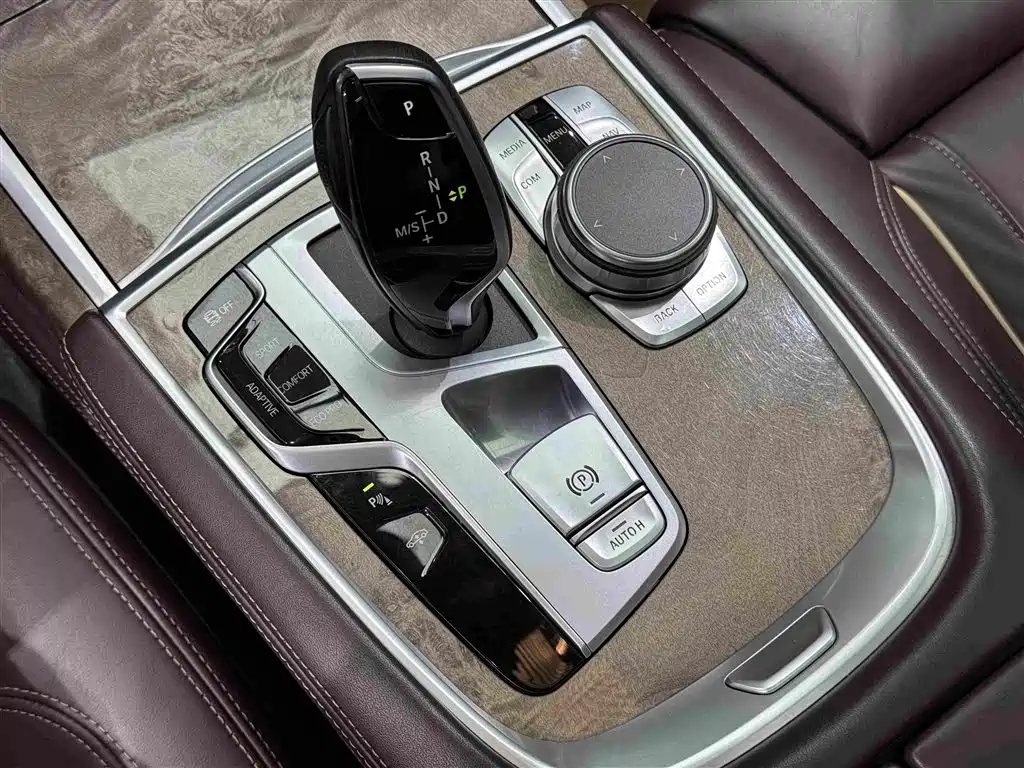BMW 7 Series — фото 10