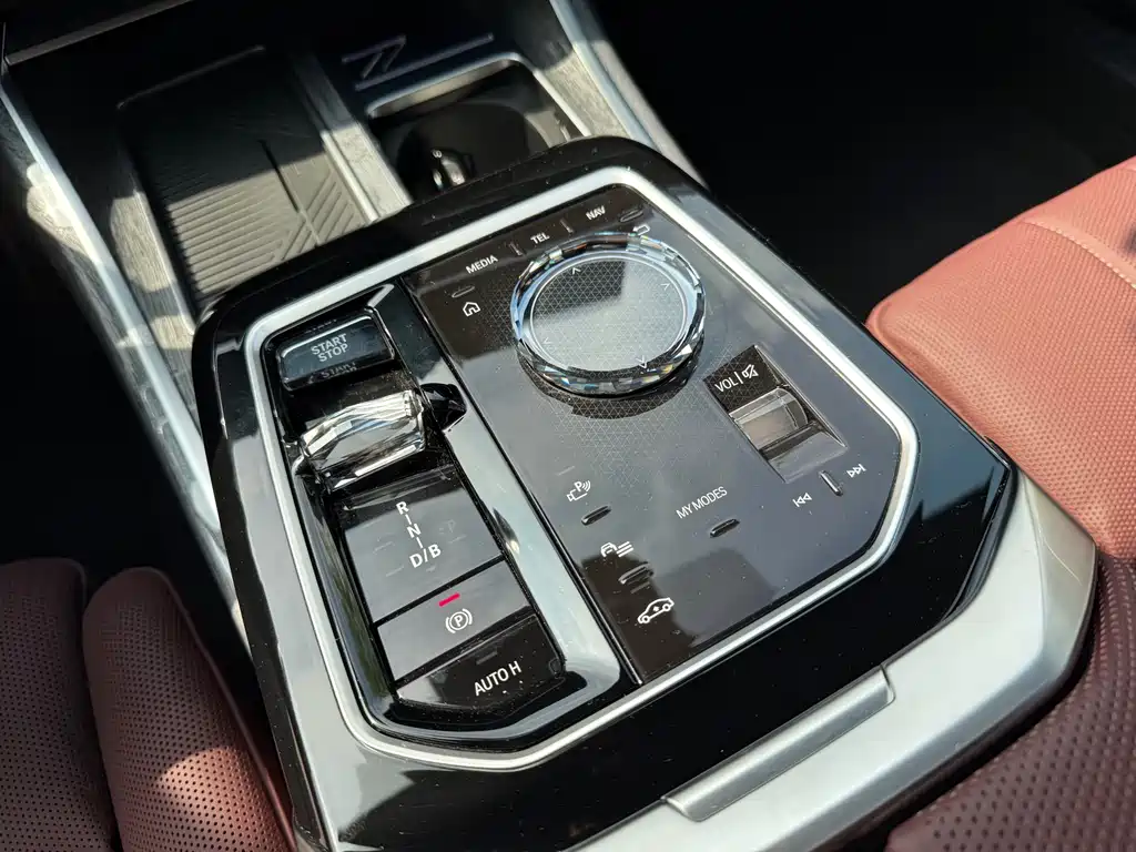 BMW i7 — фото 9