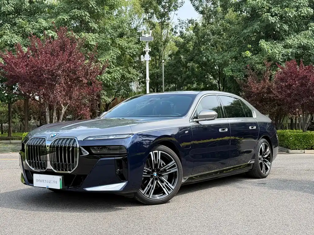 BMW i7