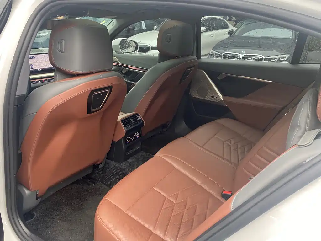BMW i5 — фото 10