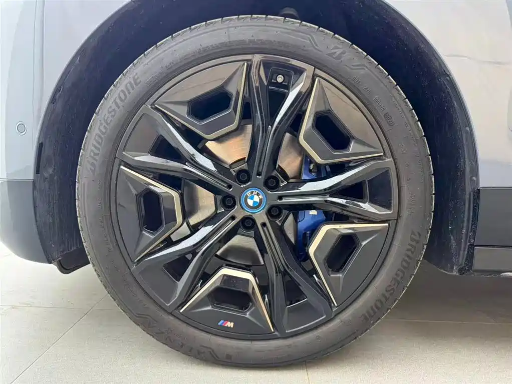 BMW iX M60 — фото 18