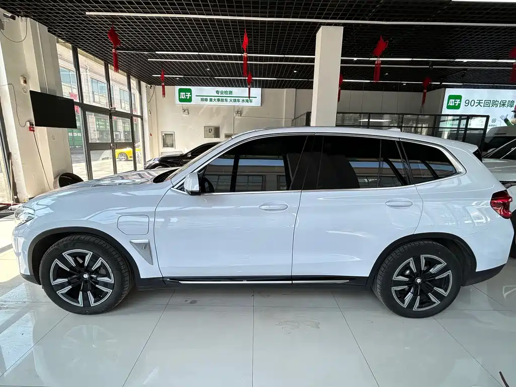 BMW iX3 — фото 21