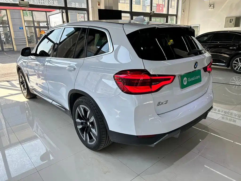 BMW iX3 — фото 22