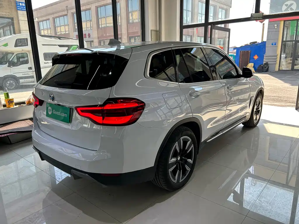 BMW iX3 — фото 24