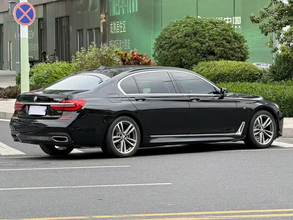BMW 7 Series — фото 9