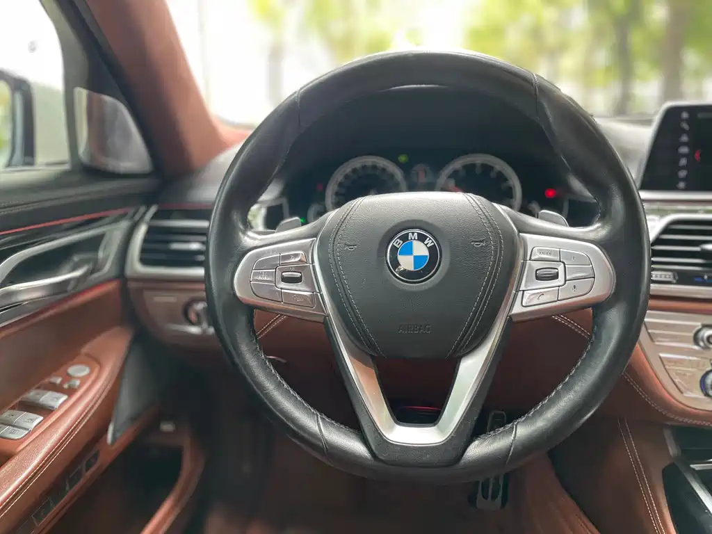 BMW 7 Series — фото 17