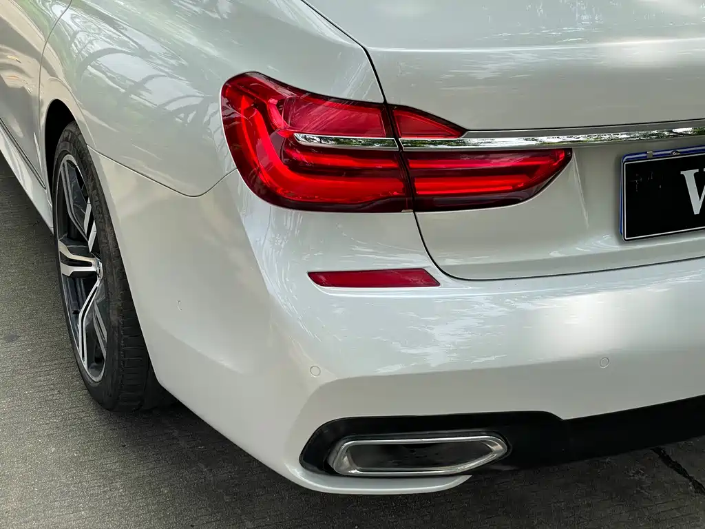BMW 7 Series — фото 22