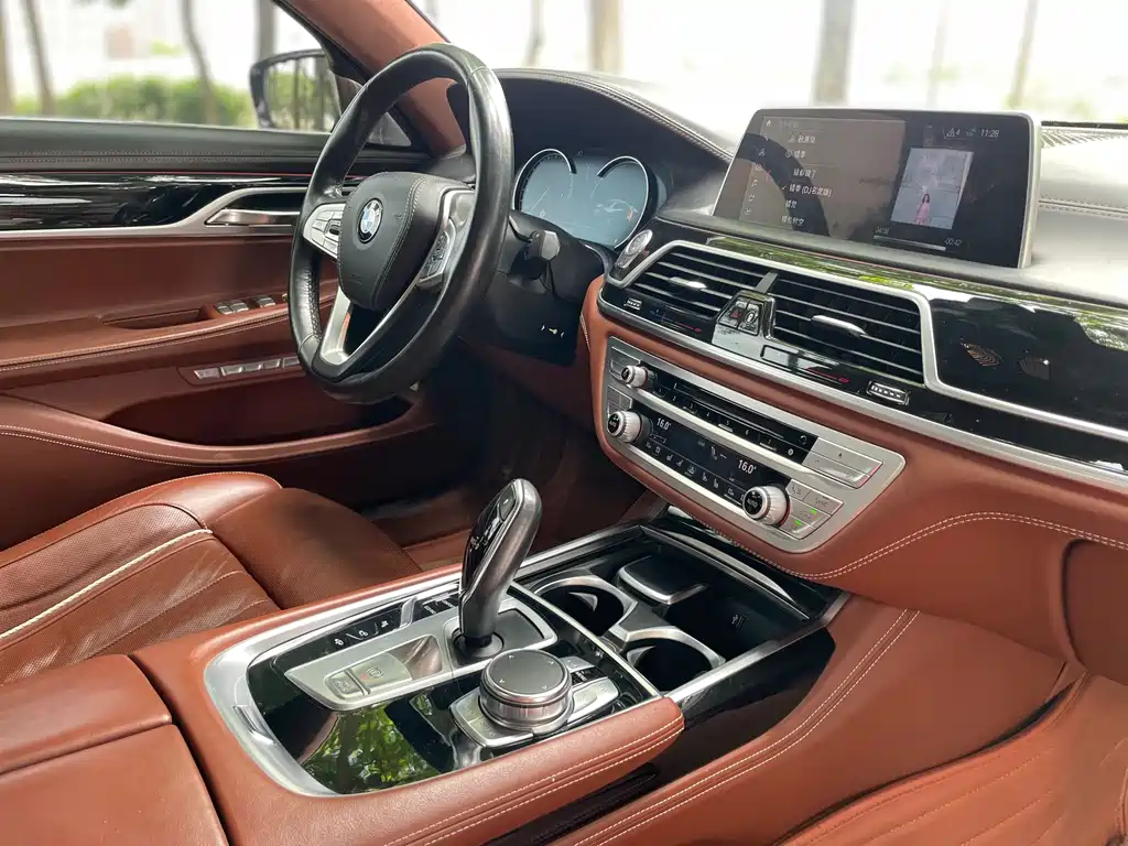 BMW 7 Series — фото 10