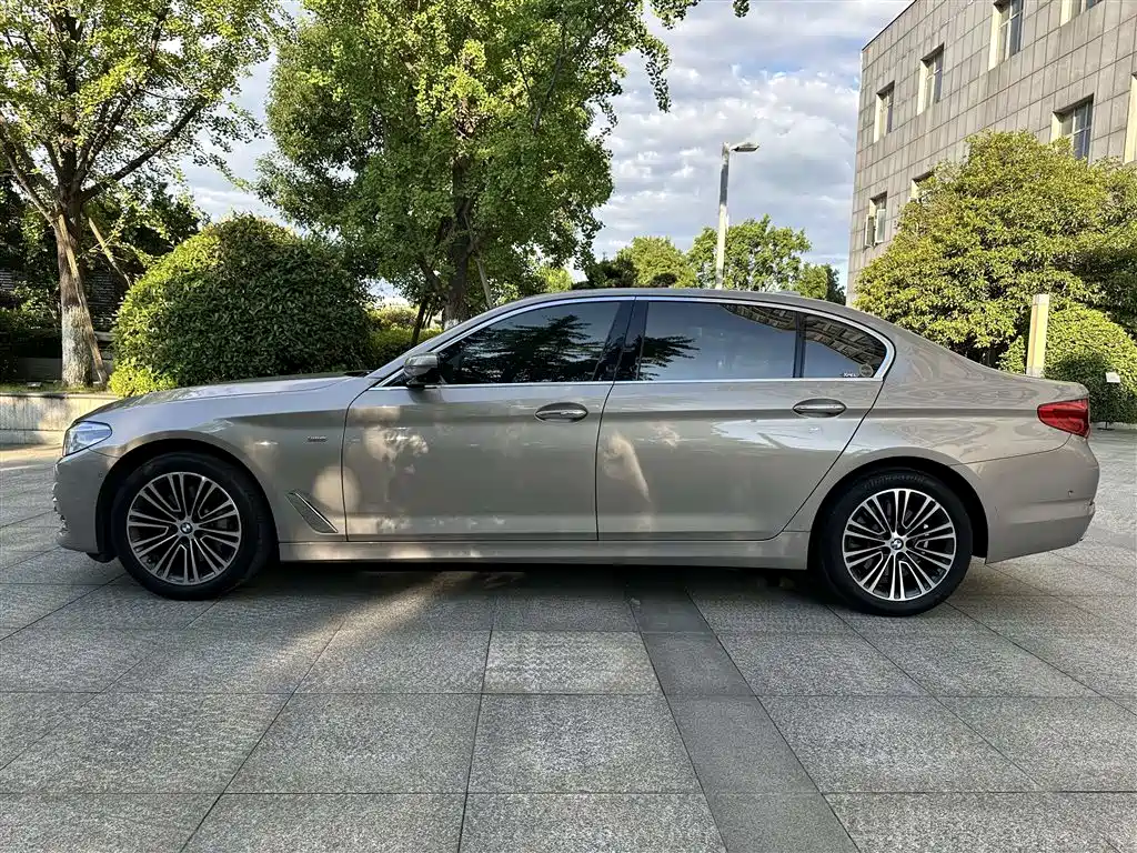 BMW 5 Series — фото 13