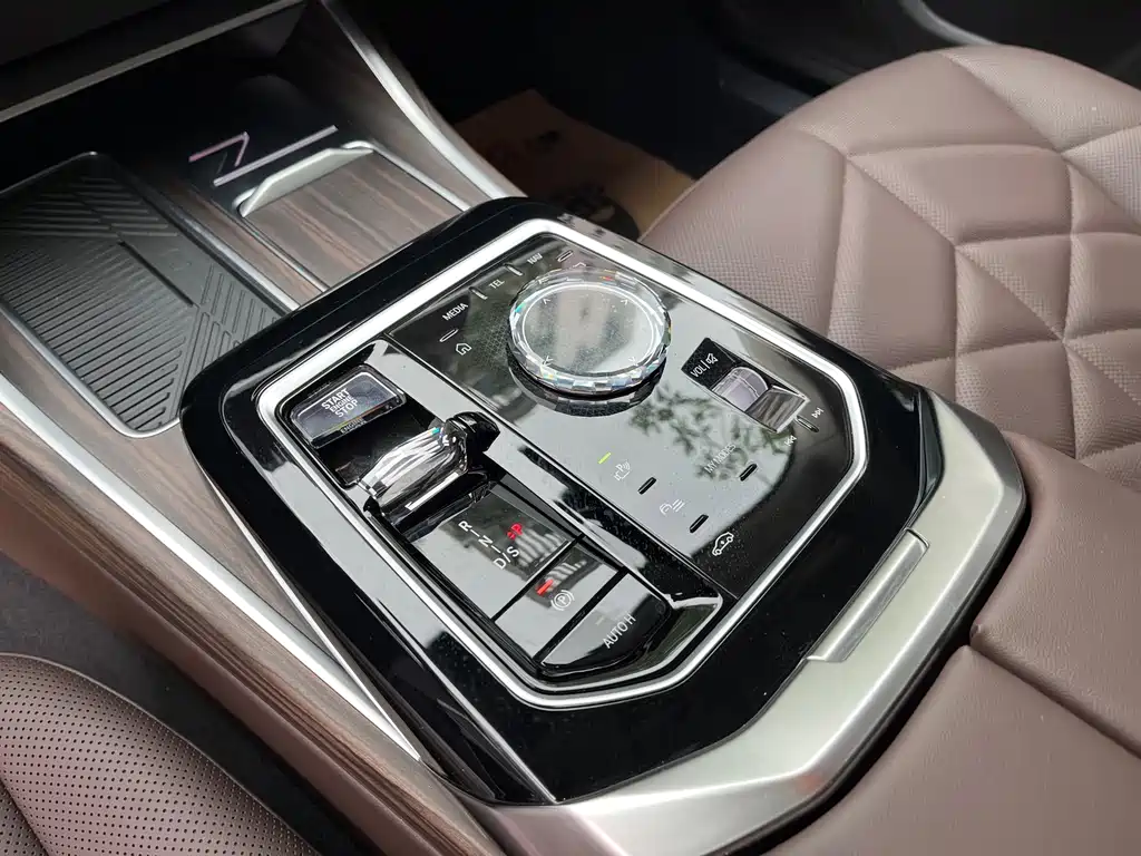 BMW 7 Series — фото 13
