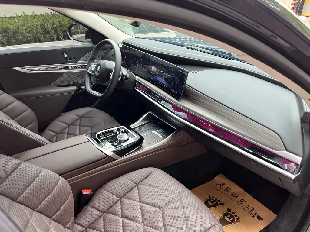BMW 7 Series — фото 17