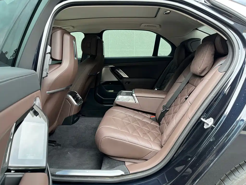 BMW 7 Series — фото 19